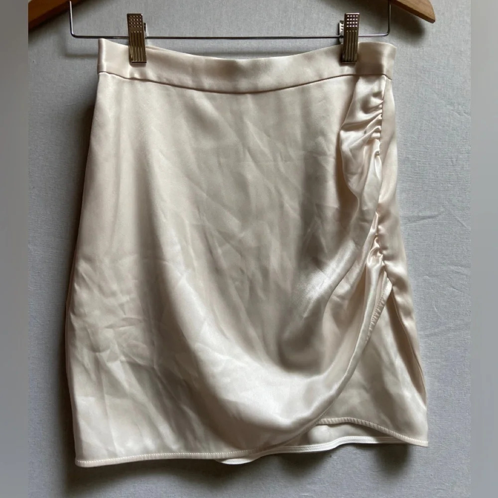 ARITZIA TEN BY BABATON GLISTEN RUCHED SKIRT PEARLY WHITE SATIN SZ 6